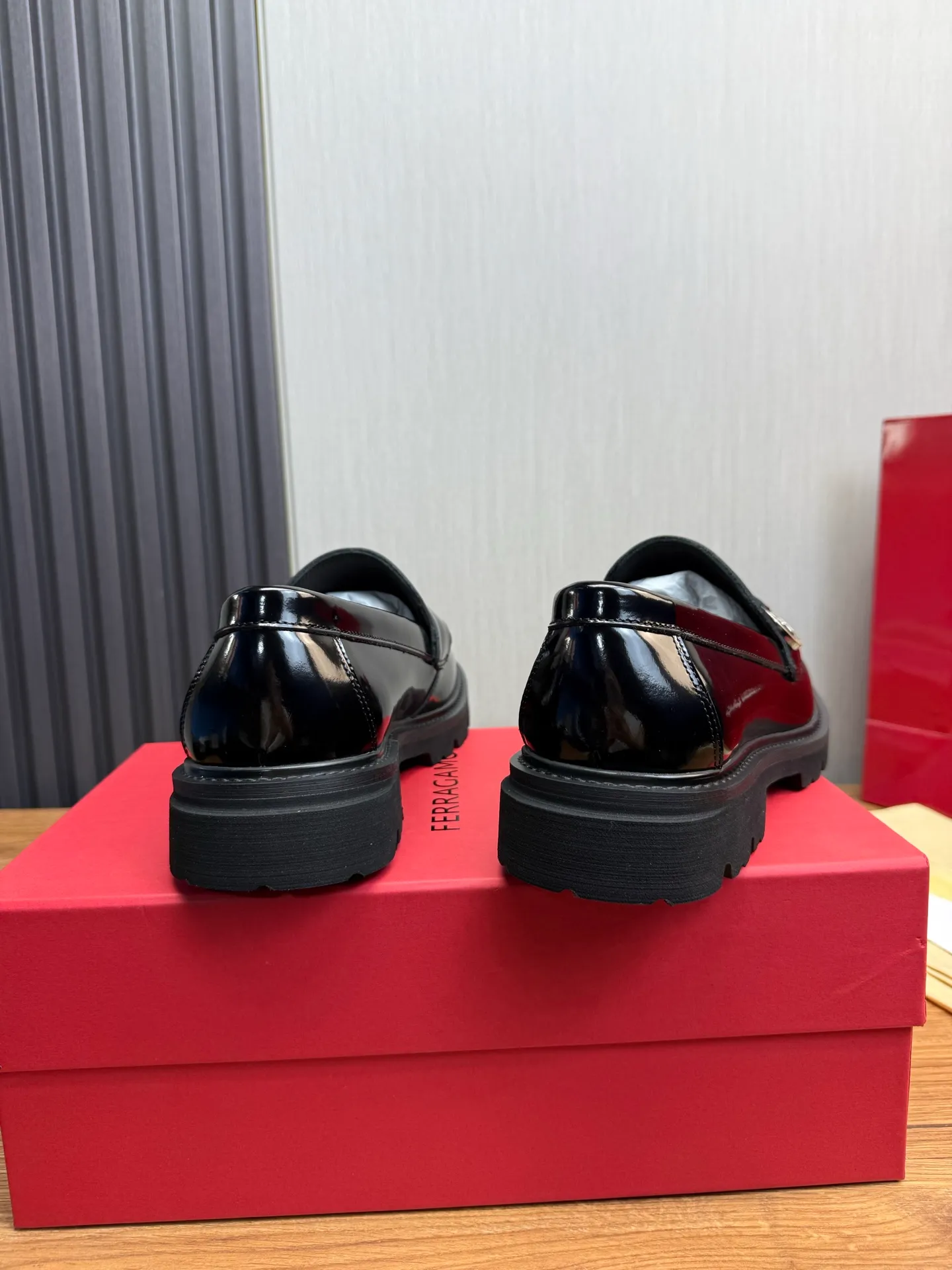 Men's shoes 💰880💰 Ferragamo. [Ferragamo] Men's Loaf leather shoes, the latest hot style, 1:1 original purchase quality, top quality, imported open-edge beaded cowhide leather on the upper, hand-made three-dimensional stitching highlights the round toe design, the inner feet are made of imported cowhide, with original wear-resistant rubber outsole, matching code 39-44, (38, 45 custom-made, non-refundable)